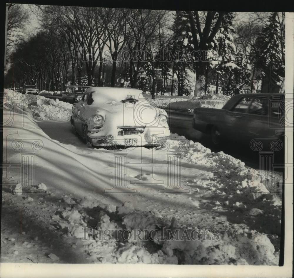 1962 Press Photo Abandoned car on Lake Drive due to snowstorm, Milwaukee- Historic Images