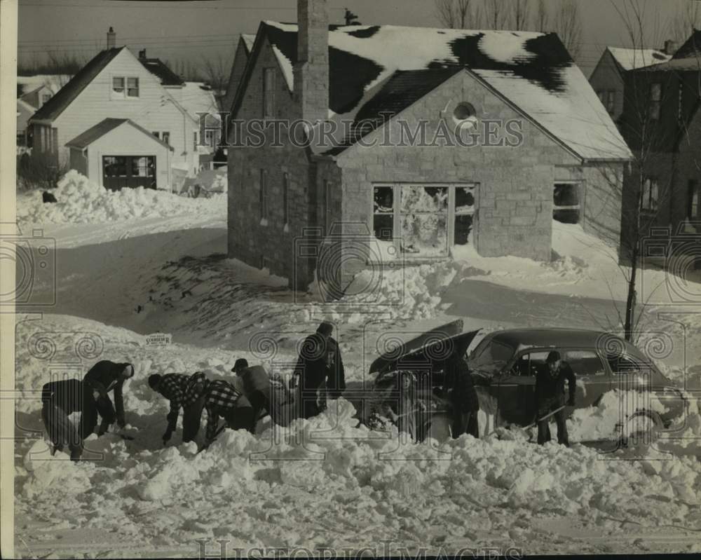1947 Press Photo Neighbors help clear snowbound automobile, Milwaukee- Historic Images