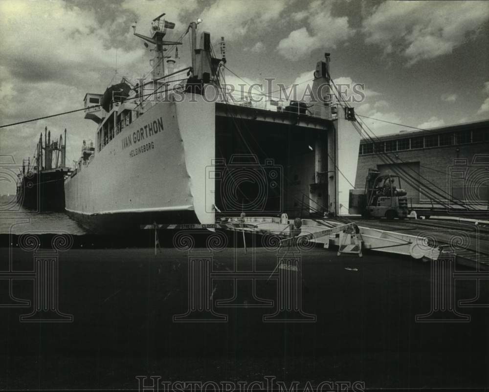 1982 Press Photo The Ivan Gorthon, a Swedish ship, docked at Port of Milwaukee - Historic Images