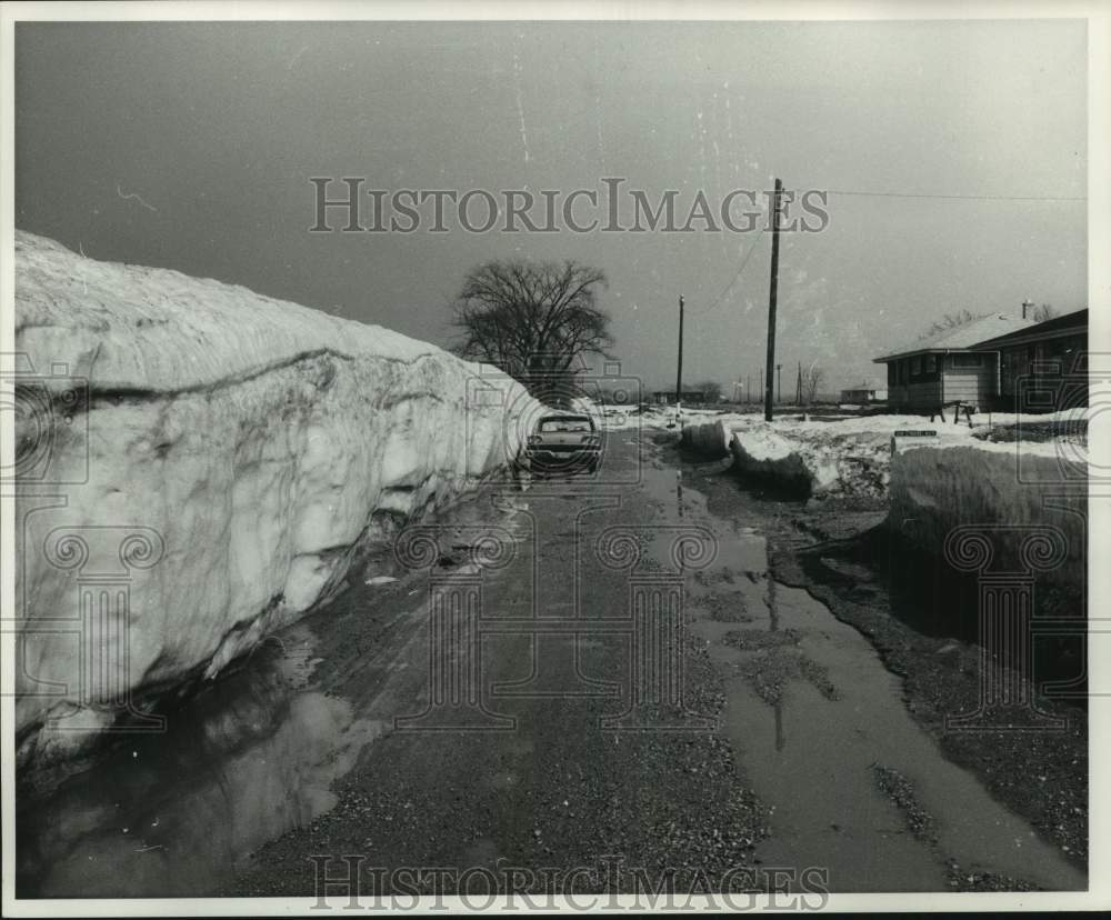 1960 Slow 10&#39; snow draft melt on West Green Road near Milwaukee - Historic Images