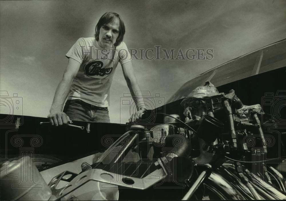 1979 Press Photo Jim Peters looking down at his 1963 Chevy 11 engine, Wisconsin.- Historic Images