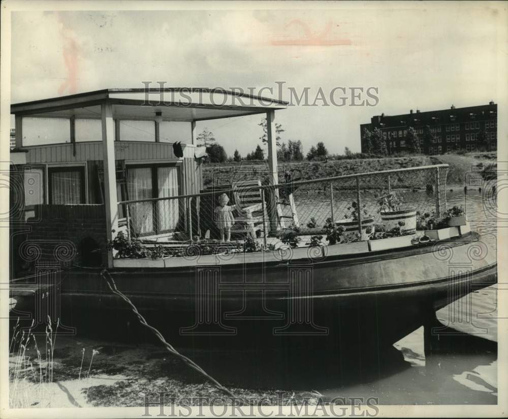 1952 Press Photo A garden almost fills one end of this houseboat - mjt19443 - Historic Images