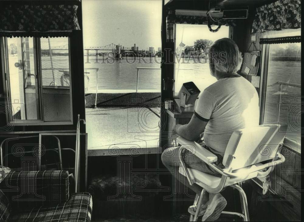 1985 Press Photo View of Mississippi River from inside a houseboat, La Crosse- Historic Images