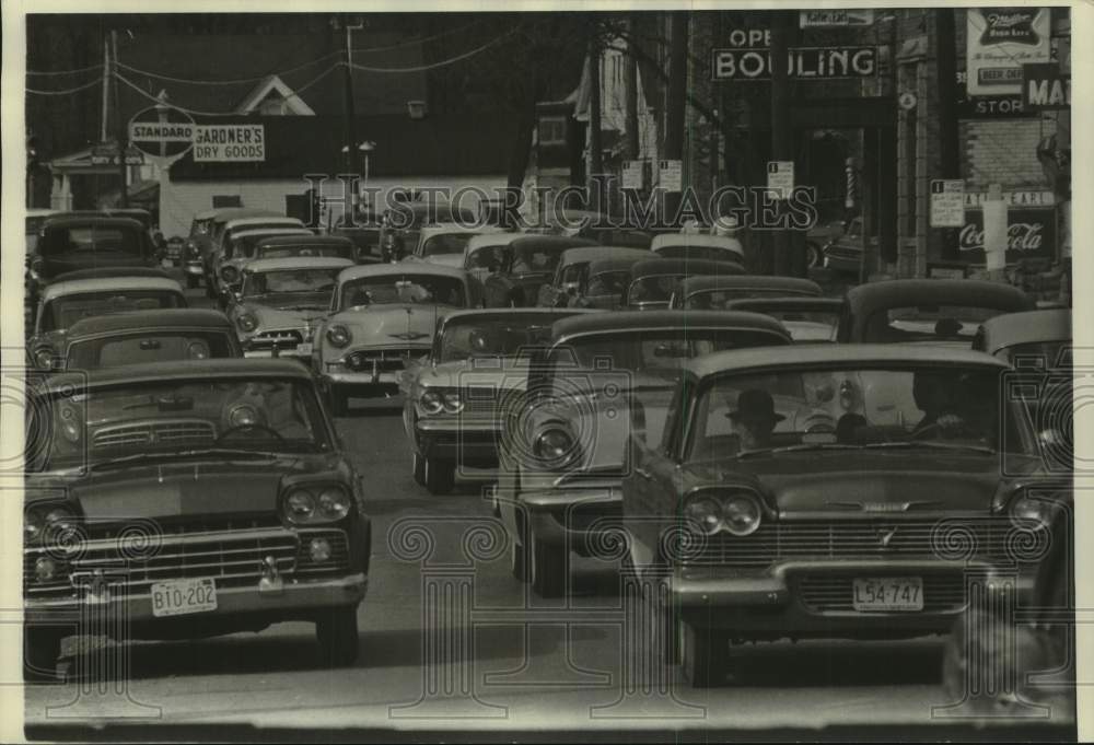 1958 heavy sightseers traffic in Thiensville, Wisconsin after flood - Historic Images