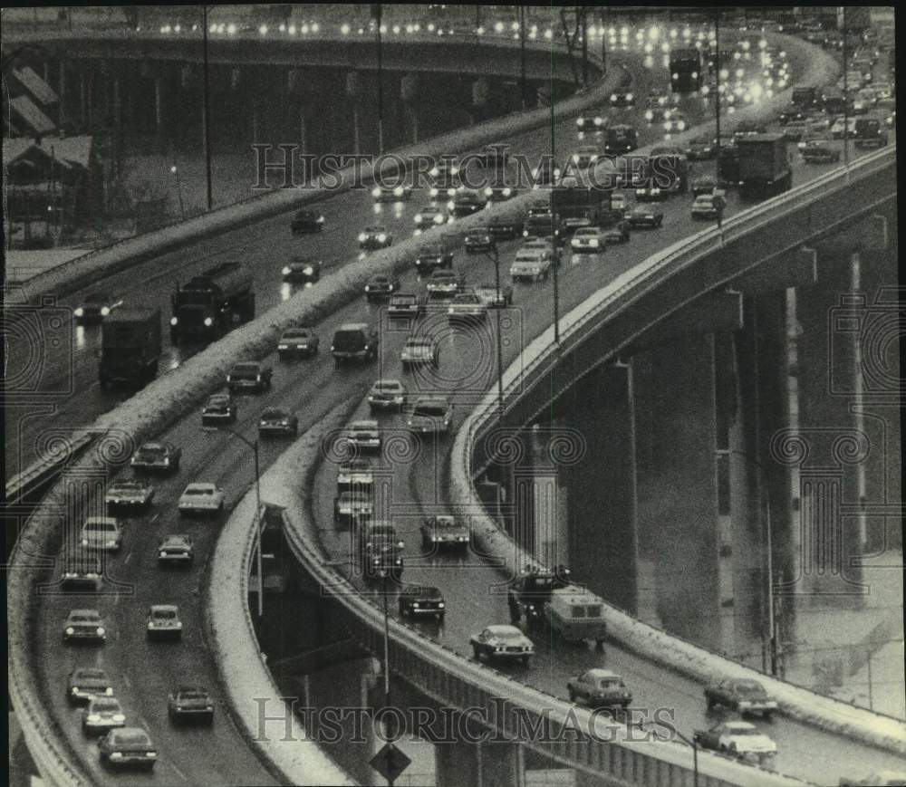 1982 Press Photo Milwaukee traffic moves slowly at the Marquette Interchange- Historic Images