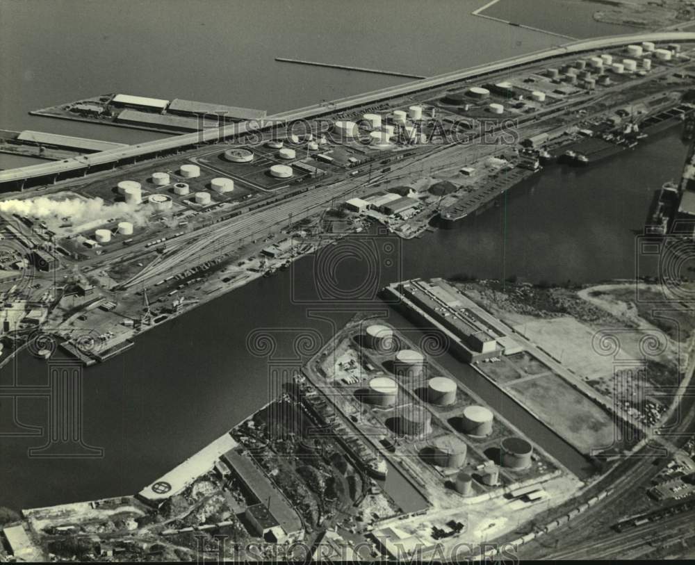 1980 Press Photo Aerial view of the oil storage facilities on Jones Island. - Historic Images