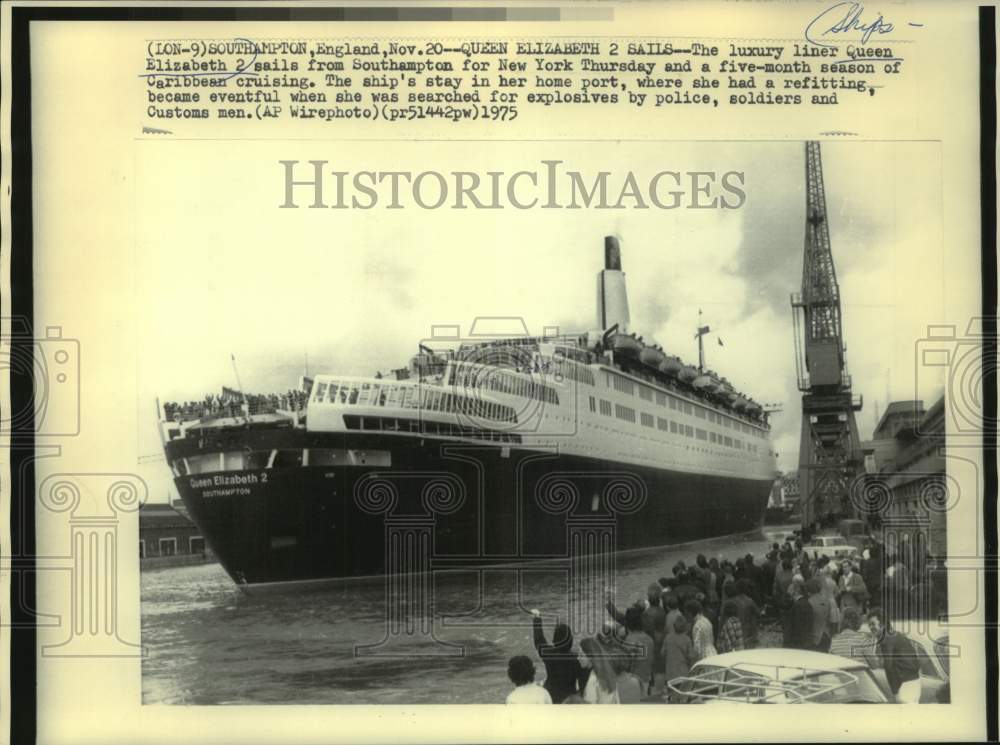 1975 Press Photo People wave at Luxury liner Queen Elizabeth 2, South Hampton- Historic Images