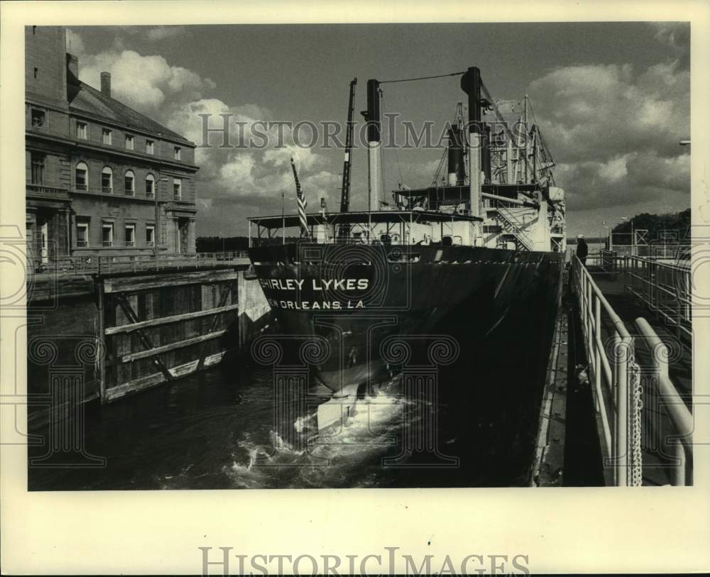 1985 Press Photo Shirley Lykes passes through MacArthur Lock at Sault Ste.Marie - Historic Images