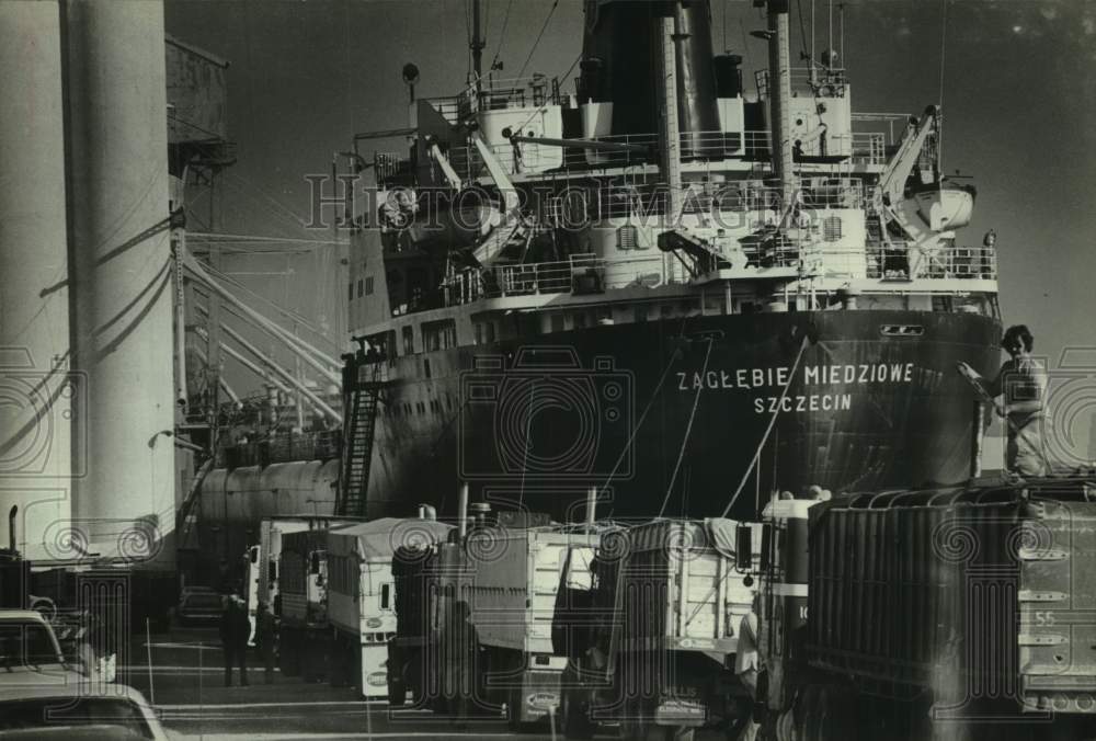 1979 Press Photo Trucks line up on docks to unload grain, Continental Grain Co.- Historic Images