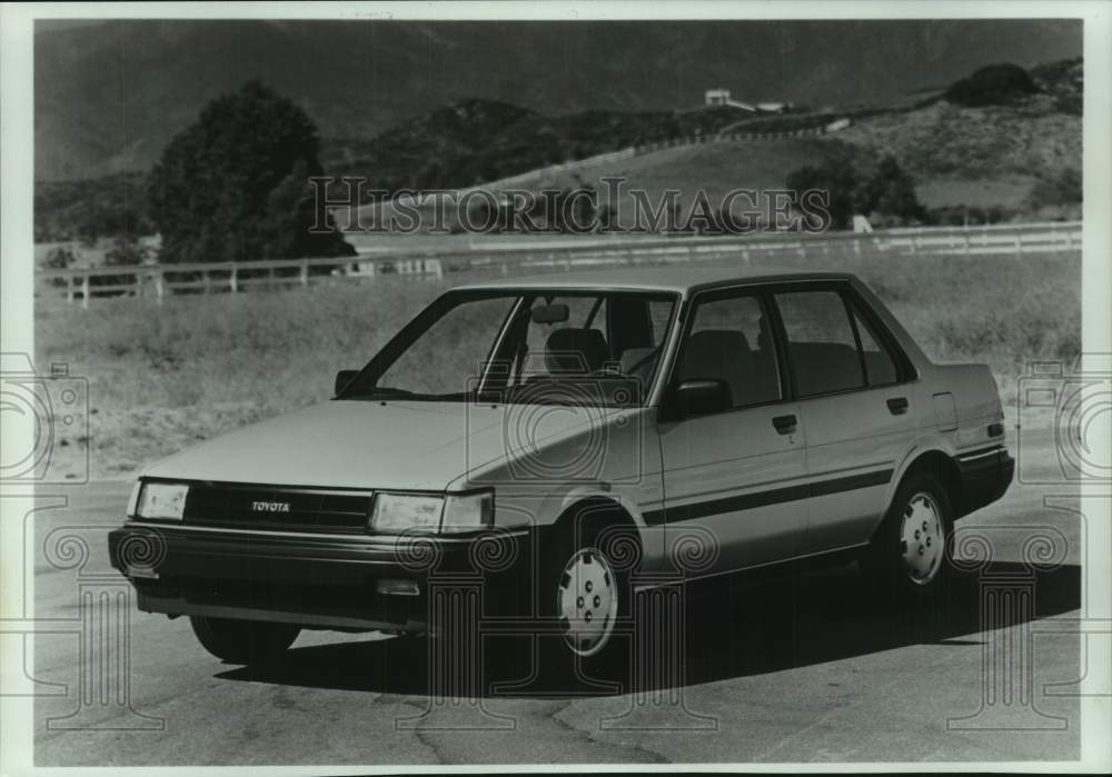 1986 Press Photo Toyota's best-selling car, the 1986 Corolla LE sedan.- Historic Images