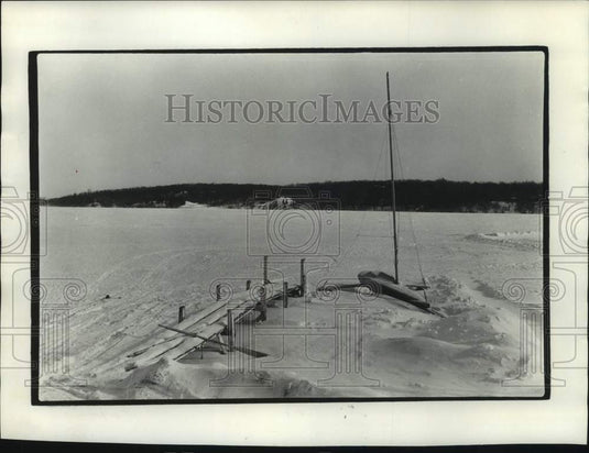 1977 Press Photo An ice boat sits idle on Lake Nagawicka - mjt19823- Historic Images