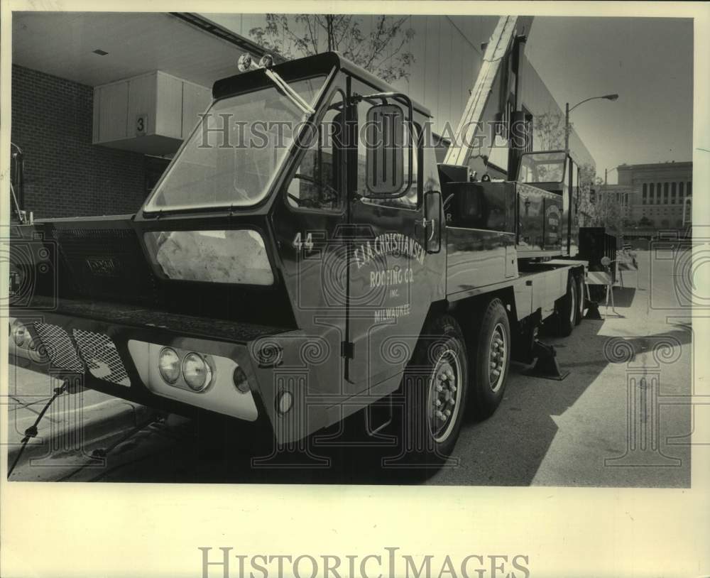 1983 Press Photo Christiansen crane-truck parked on Kilbourn in Milwaukee- Historic Images