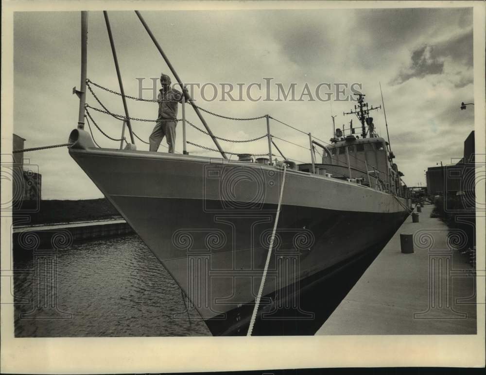 1977 Press Photo The ship USS Crockett to be outfitted for scientific study - Historic Images
