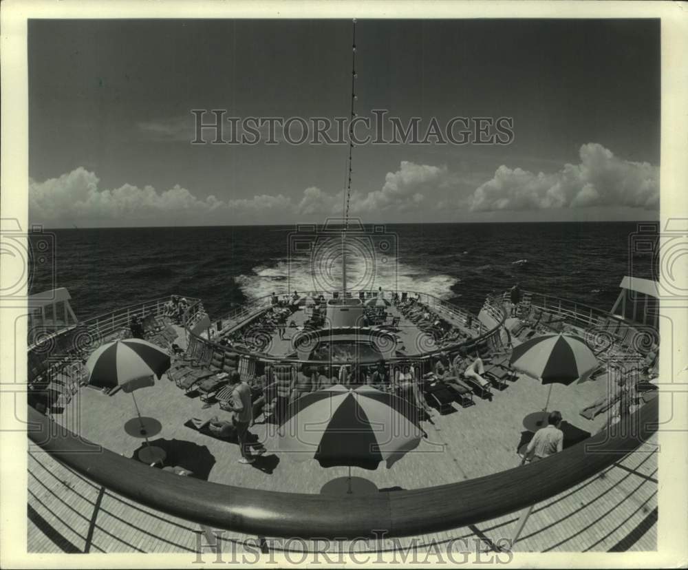1983 Press Photo Swimmers, sunbathers on the cruise ship, the Golden Odyssey- Historic Images