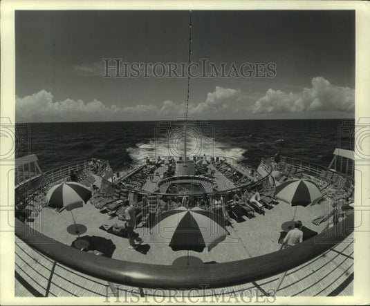 1983 Press Photo Swimmers, sunbathers on the cruise ship, the Golden Odyssey- Historic Images