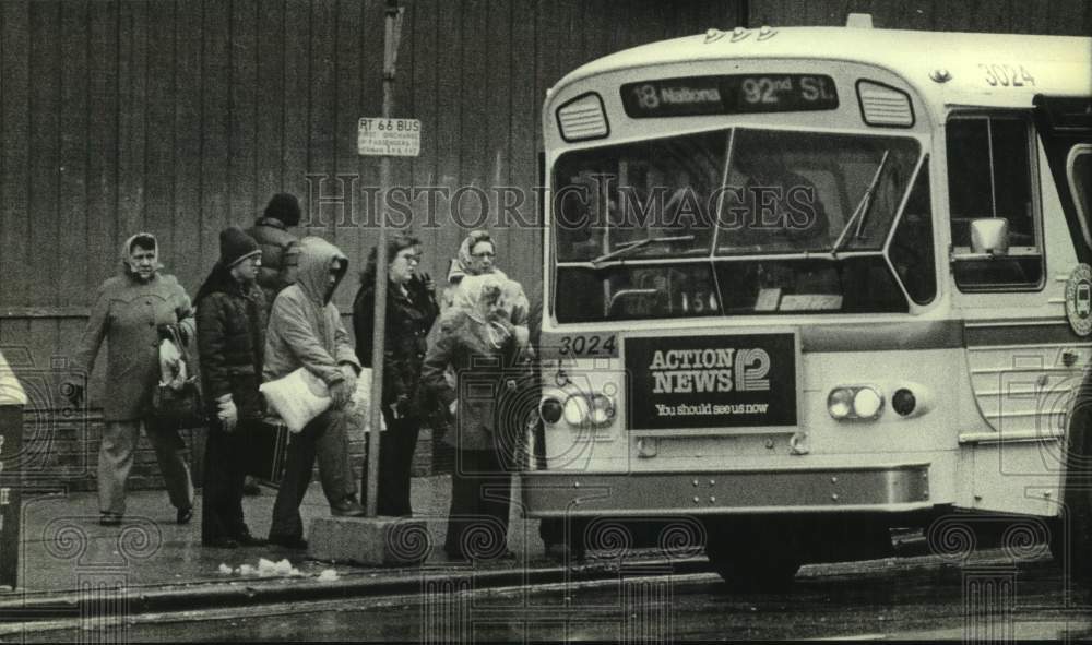 1980 Press Photo Faithful bus rider lauds drivers' timeliness civility. - Historic Images