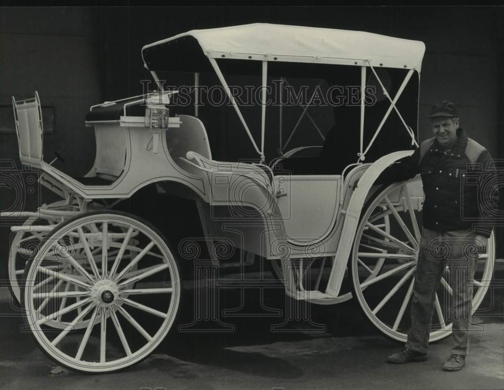 1989 Press Photo Robert Anderson at his Chetek shop builds custom carriages.- Historic Images