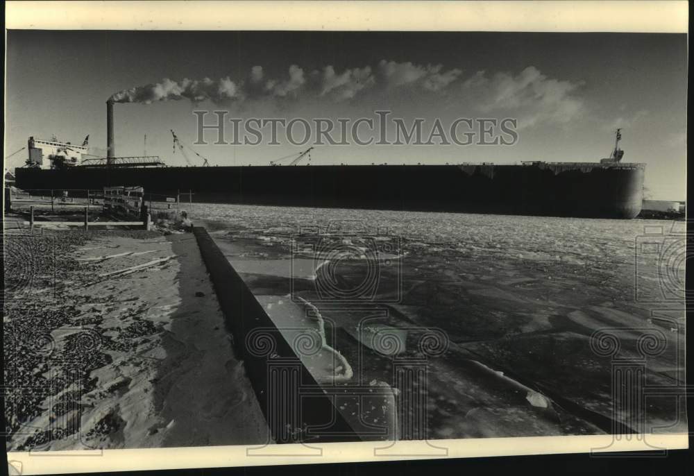 1985 Press Photo Lewis Wilson Foy Parked in Front of Stack on Jones Island- Historic Images