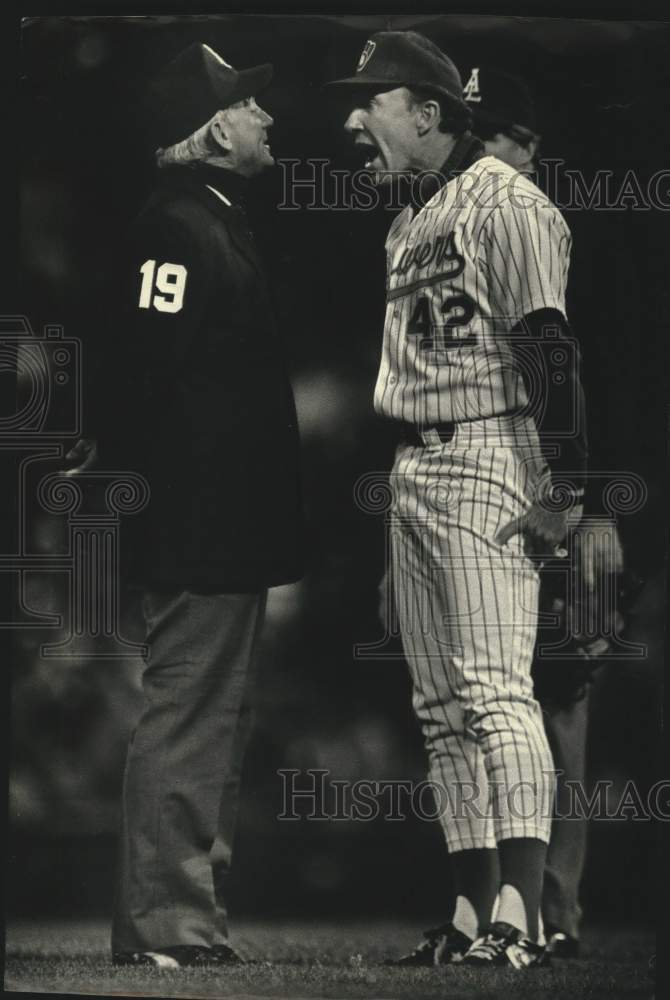 1990 Press Photo Milwaukee Brewers manager Tom Trebelhorn argues with umpire. - Historic Images