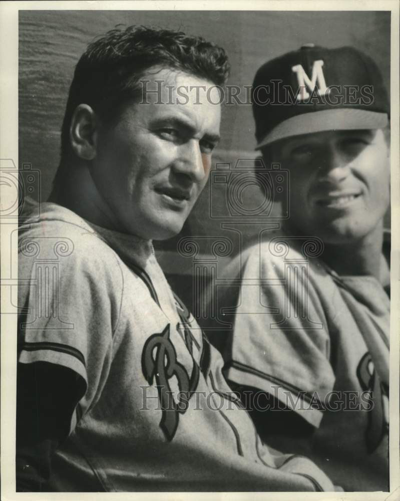 1959 Press Photo Milwaukee Brewer Johnny Logan relaxes in the dugout.- Historic Images