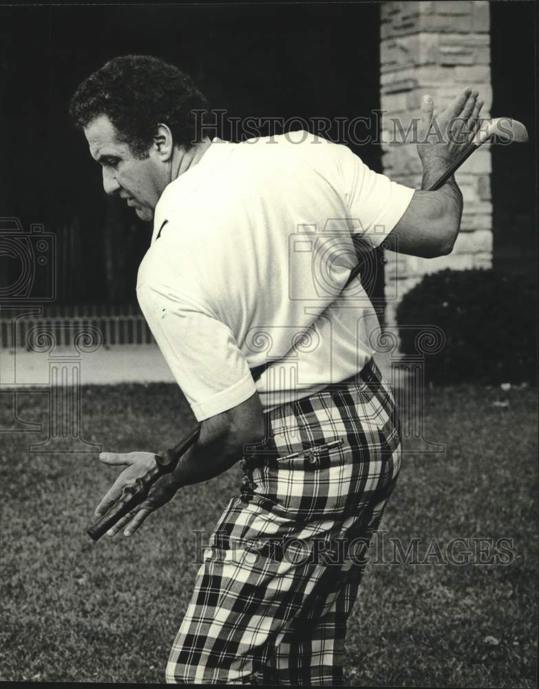 1981 Press Photo Golfer Carl Unis demonstrates exercise to stretch back muscles. - Historic Images