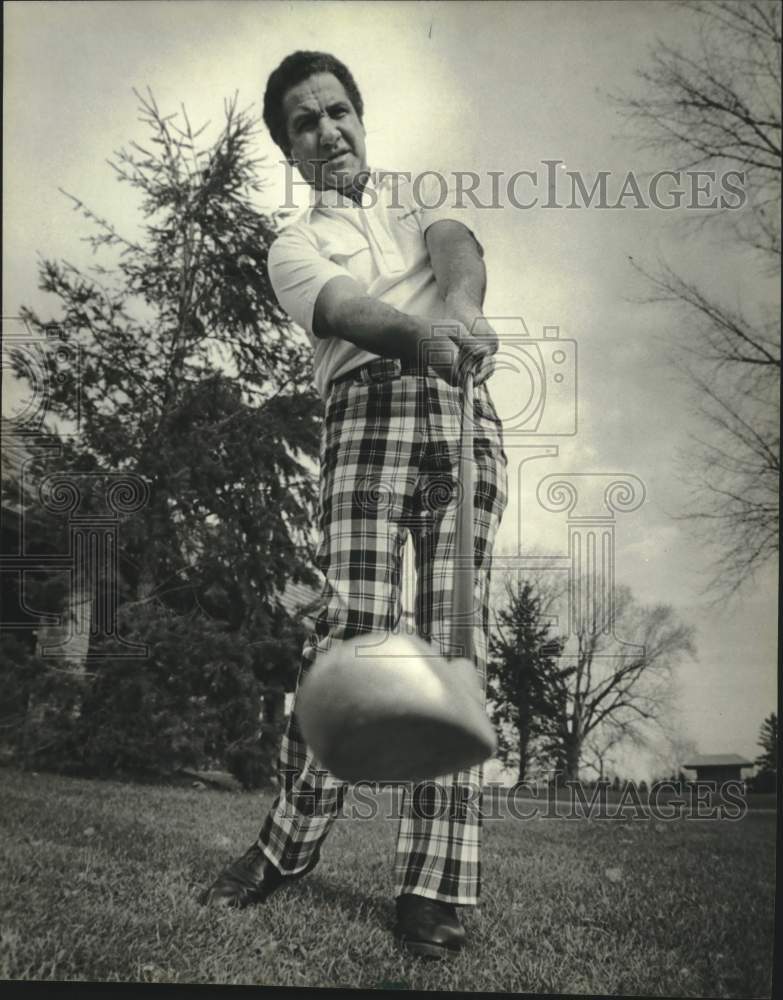 1981 Press Photo Golf pro Carl Unis demonstrates use of weighted club - Historic Images