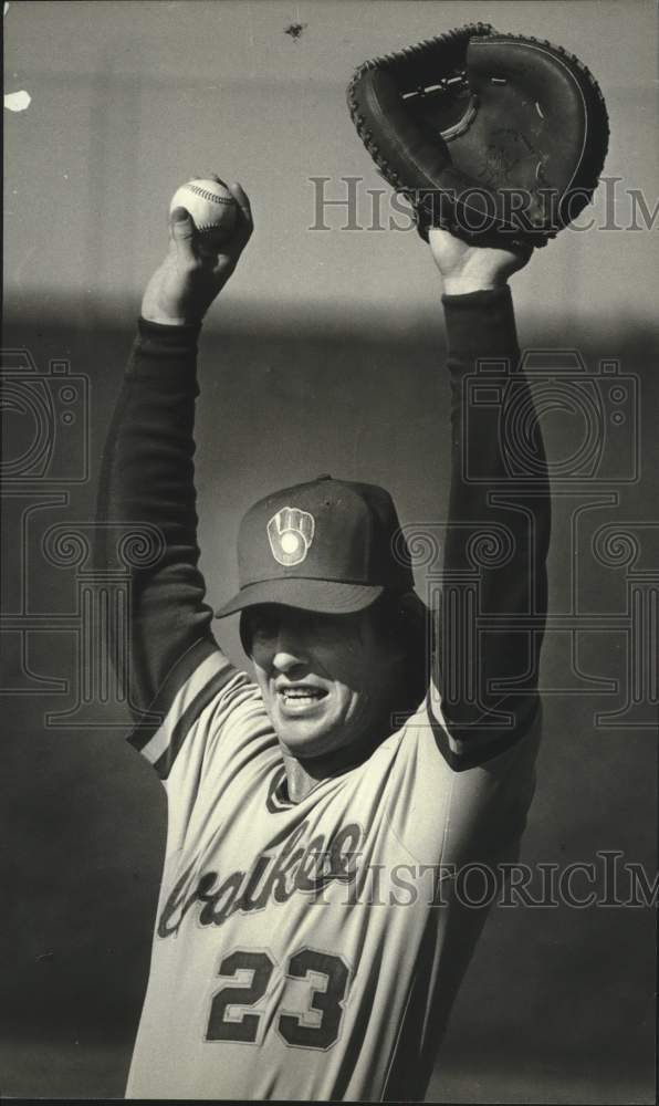 1982 Press Photo Milwaukee Brewer Ted Simmons holds ball and mitt up - mjt20212 - Historic Images