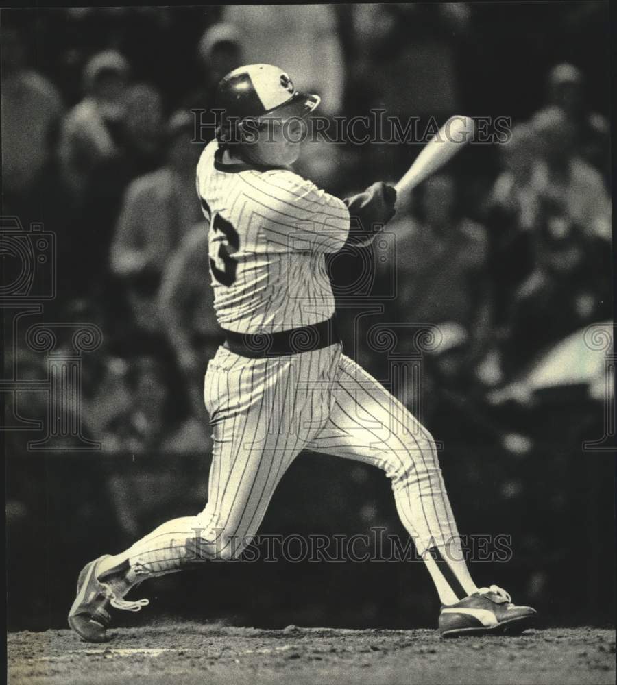 1985 Press Photo Milwaukee Brewers&#39; Ted Simmons hits a game winning home run.- Historic Images