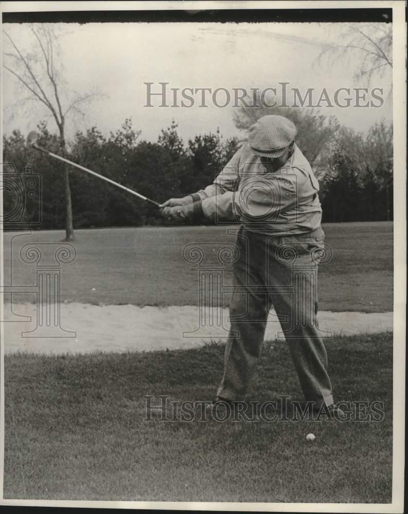 1957  Golfer Tom Veech takes a swing. - Historic Images