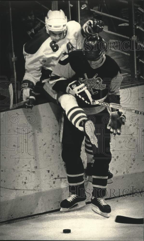 1989 Press Photo Milwaukee Admirals Carl Valimont pinned by Muskegon player - Historic Images