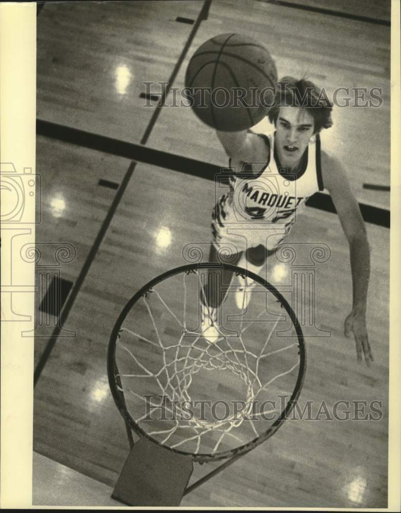 1980 Press Photo Marquette University Brian Nyenhuis makes basket, Marquette gym - Historic Images