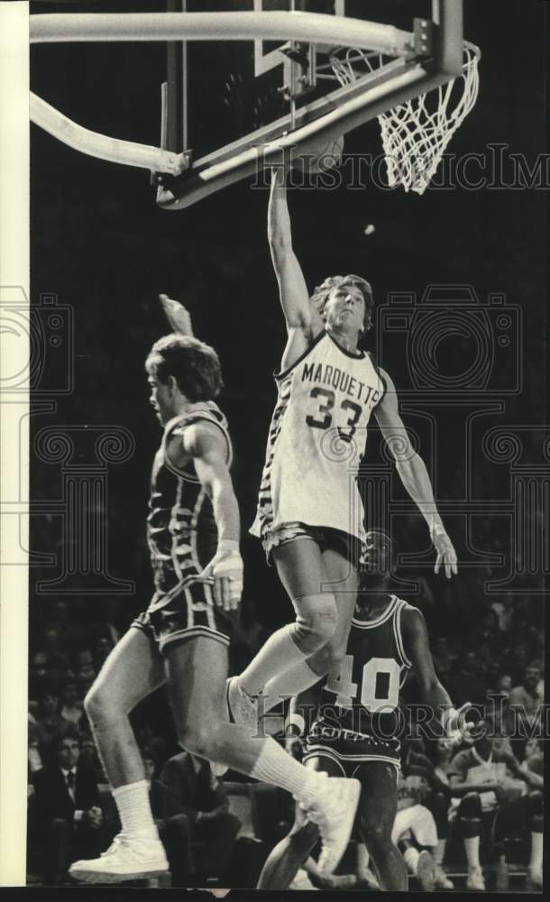 1981 Press Photo Terrell Schlundt of Marquette went for a stuff at the Arena. - Historic Images