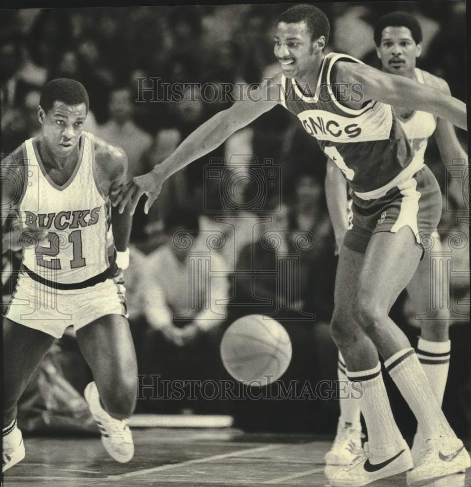 1982 Press Photo Milwaukee's Quinn Buckner & Seattle's Gret Keiser Chase Ball - Historic Images