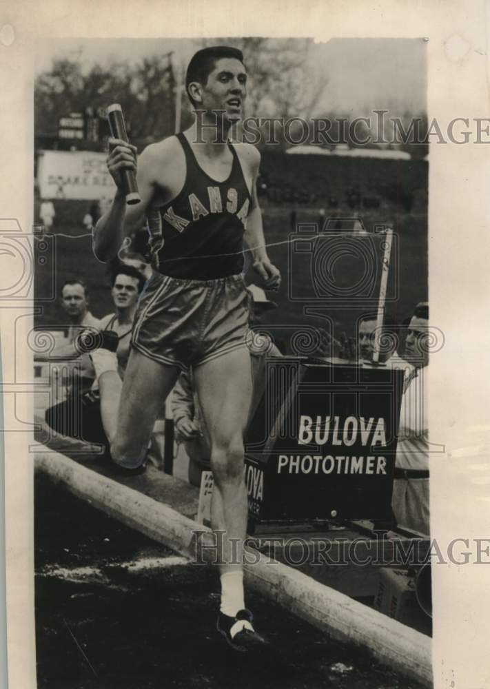 1954 Press Photo Kansas&#39;s Wes Santee runs anchor leg of mile relay at Drake.- Historic Images