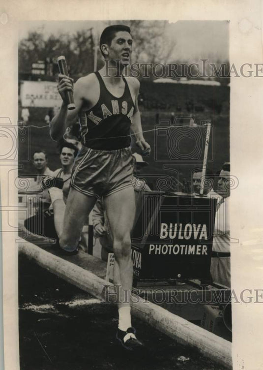 1954 Press Photo Kansas's Wes Santee runs anchor leg of mile relay at Drake.- Historic Images