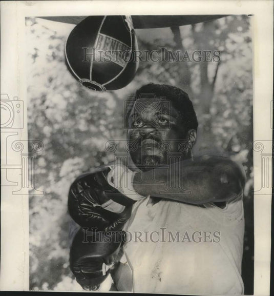 1957 Heavyweight challenger Tommy (Hurricane) Jackson working out. - Historic Images