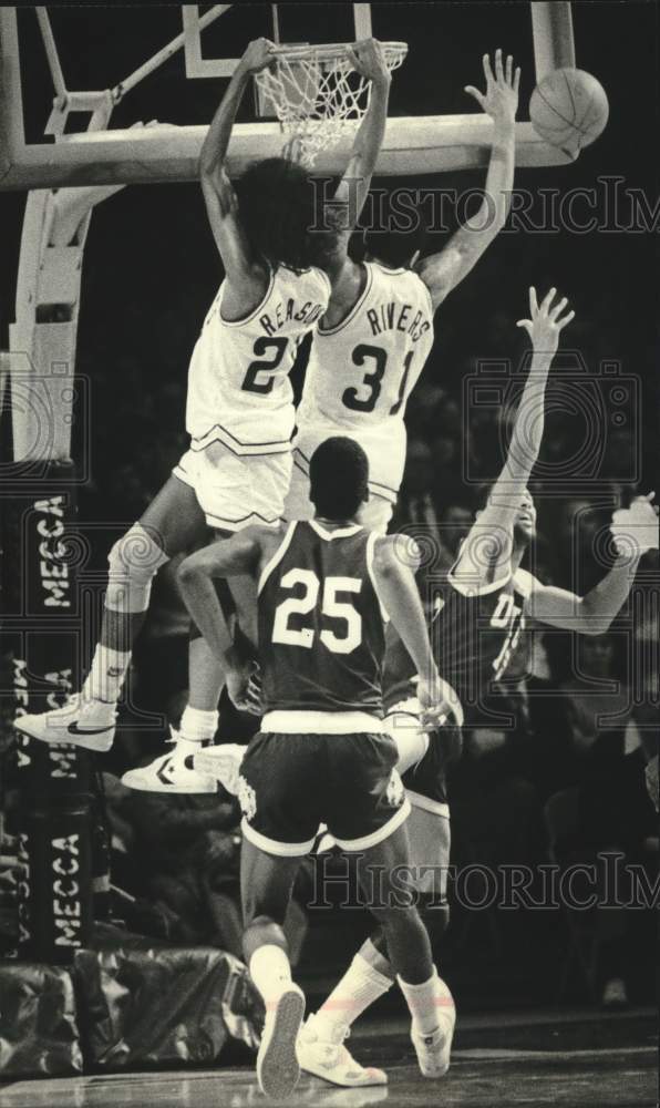 1982 Press Photo Marquette basketball player, Terry Reason grabs the rim - Historic Images