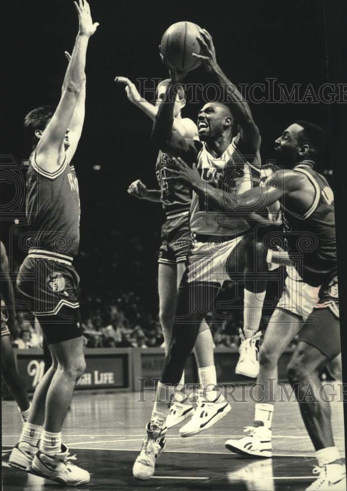 1989 Press Photo Bucks basketball's Paul Pressey surrounded by opponents - Historic Images