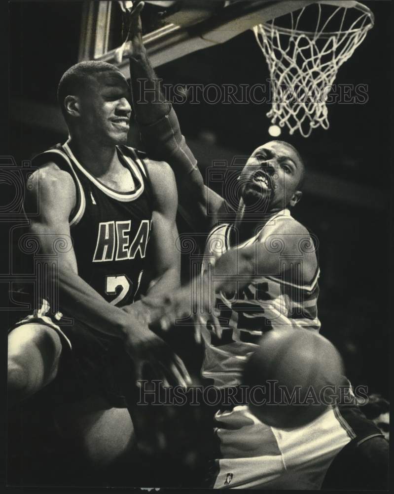 1989 Press Photo Bucks&#39; Paul Pressey Battles Heat&#39;s Kevin Edwards For Basketball- Historic Images