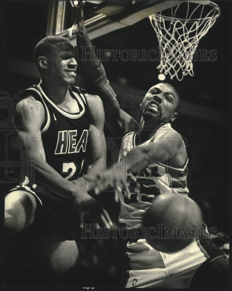 1989 Press Photo Bucks' Paul Pressey Battles Heat's Kevin Edwards For Basketball- Historic Images