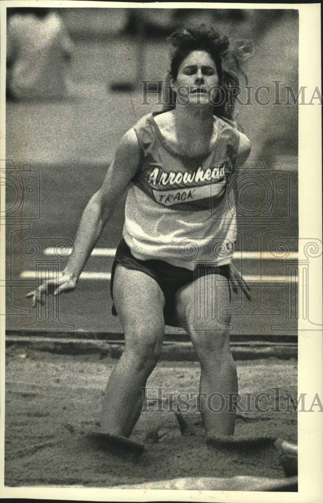 1991 Press Photo Arrowhead High School&#39;s Brenda Robers In Long Jump Field Event - Historic Images