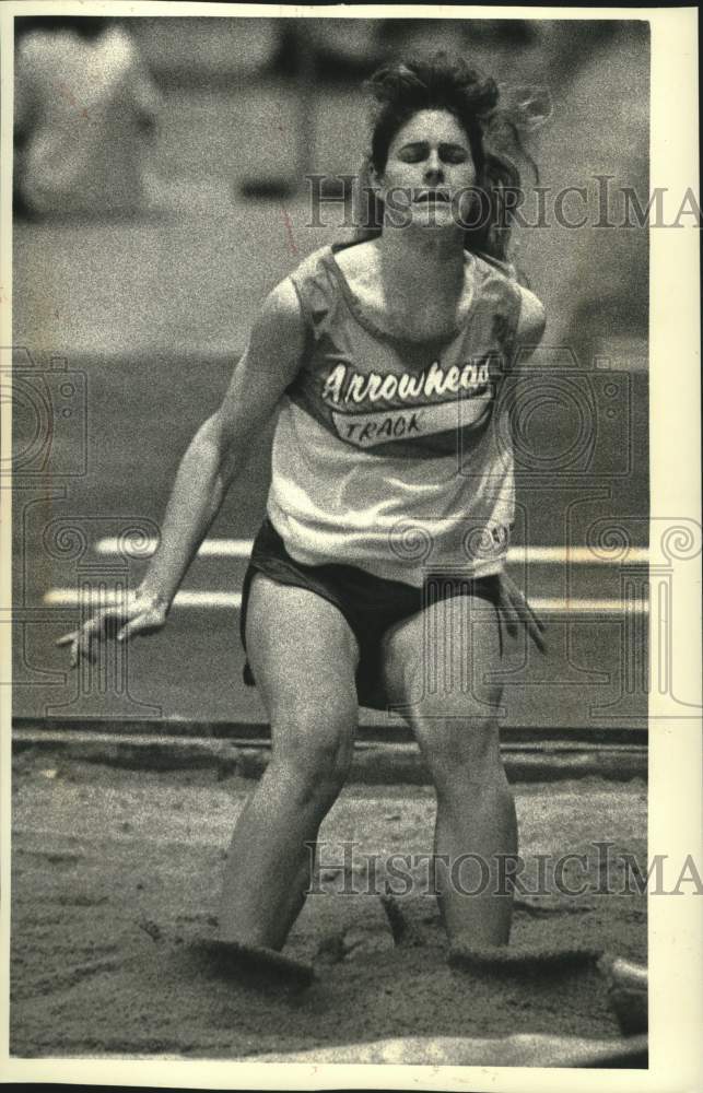 1991 Press Photo Arrowhead High School's Brenda Robers In Long Jump Field Event - Historic Images