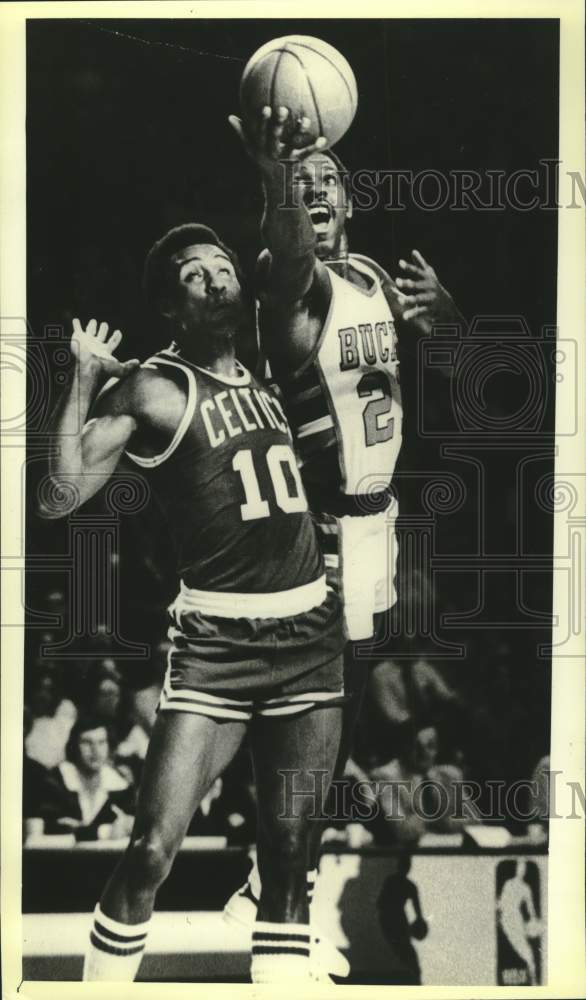 1977 Press Photo Celtic&#39;s Jo Jo White And Bucks&#39; Quinn Buckner Go For Basketball - Historic Images