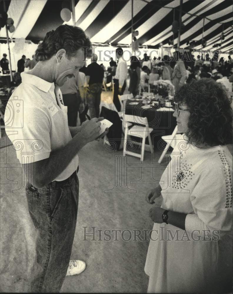 1990 Press Photo Brewers' Robin Yount signs autograph for fan Betty Casper- Historic Images