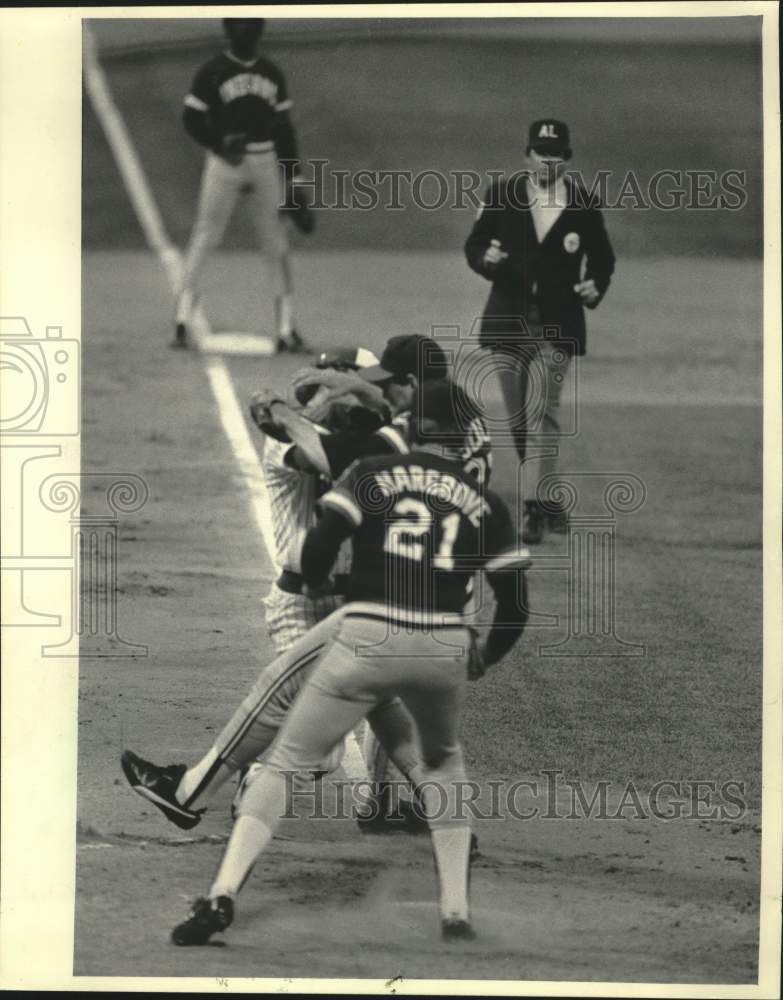 1985 Press Photo Brewers' Jim Gantner barges into Cleveland pitcher Don Schulze- Historic Images