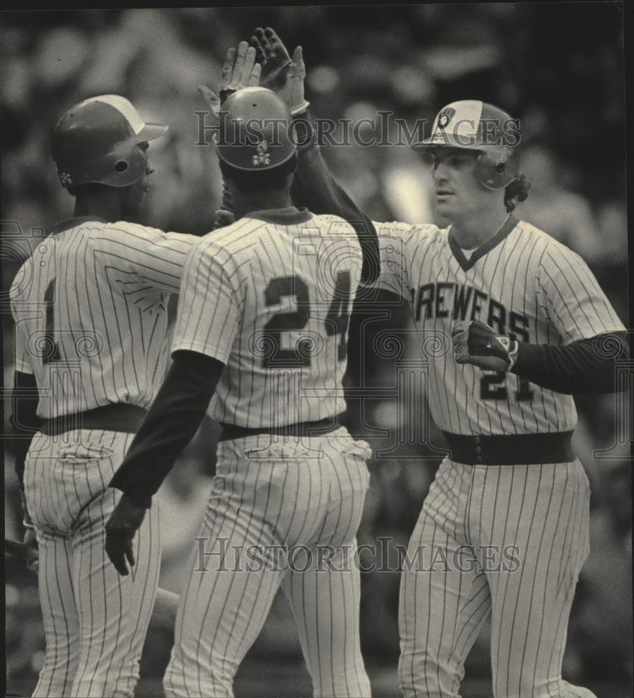 1985 Press Photo Bill Schroeder Gets High Fives After Hitting Home Run- Historic Images