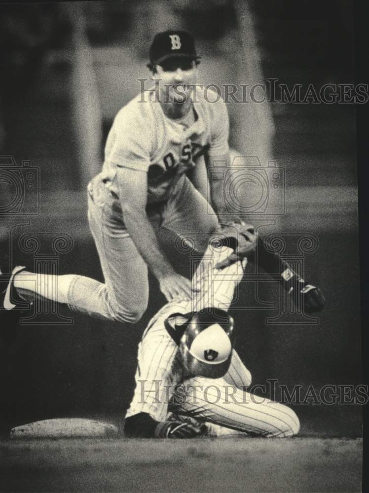 1985 Press Photo Milwaukee Brewers&#39; Riles Out at Second on a Double - mjt20691- Historic Images