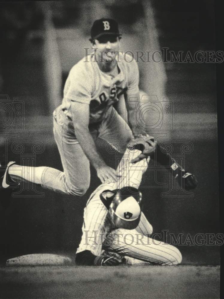 1985 Press Photo Milwaukee Brewers' Riles Out at Second on a Double - mjt20691- Historic Images