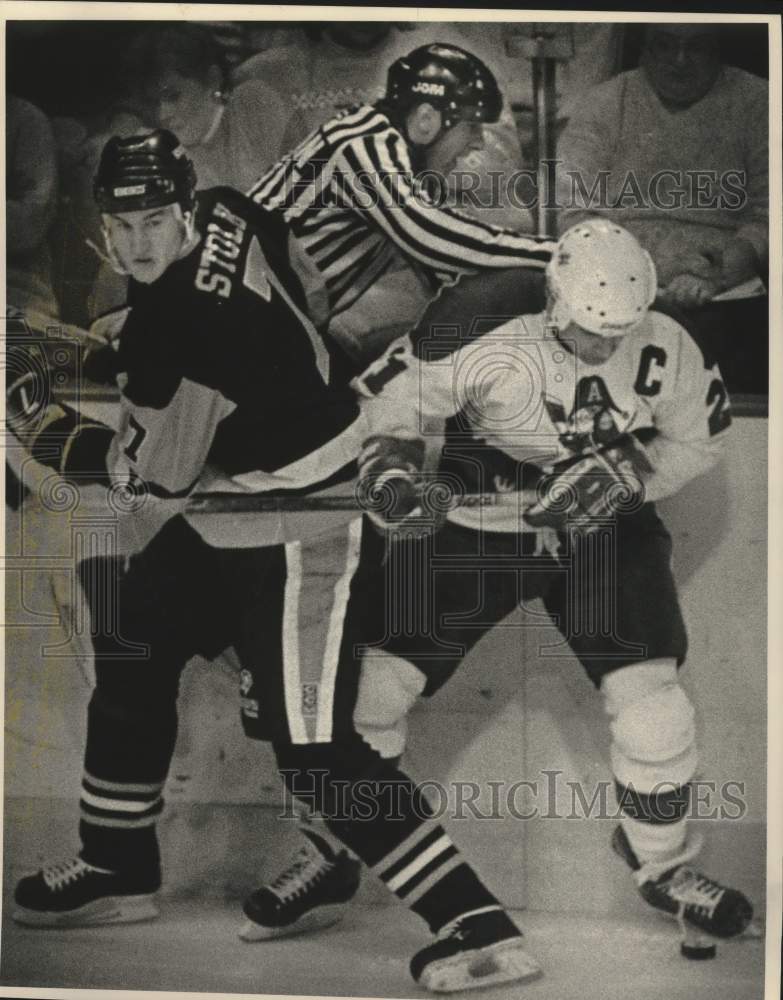1991 Press Photo Admirals' Peter Bakovic & Muskegon's Darren Stolk pin linesman- Historic Images