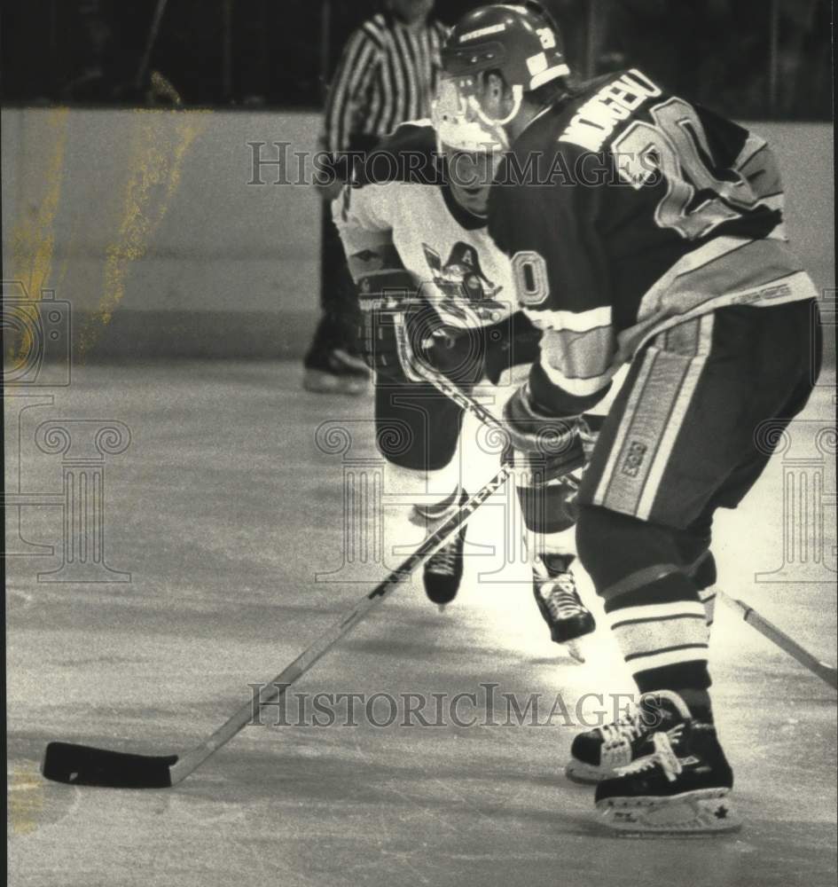 1991 Press Photo Admirals' Craig Coxe carefully watches Michael Mongeau - Historic Images